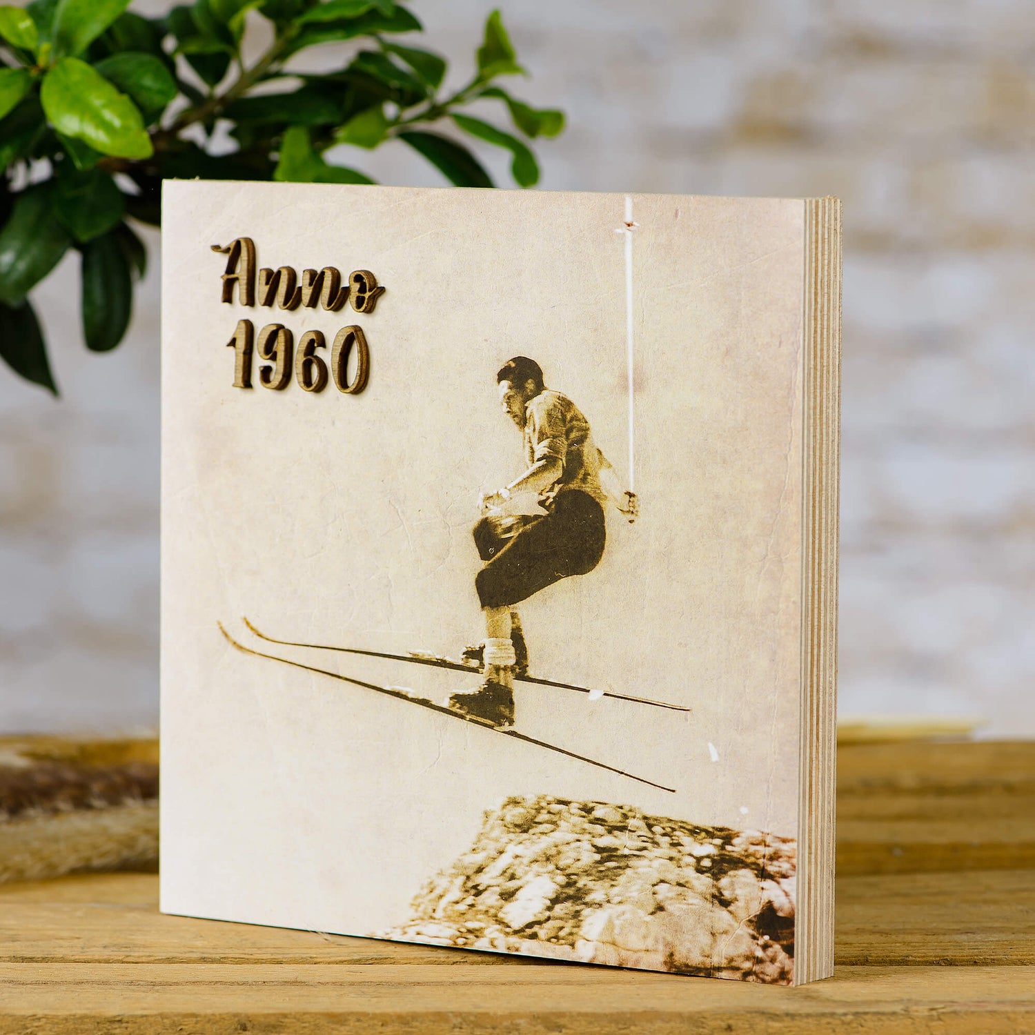 Historisches Holzbild Skifahrer | Altes Foto auf Holz mit 3D Schrift aus den 60er Jahren - Altholz Bilderrahmen - Lasergravur Geschenkideen